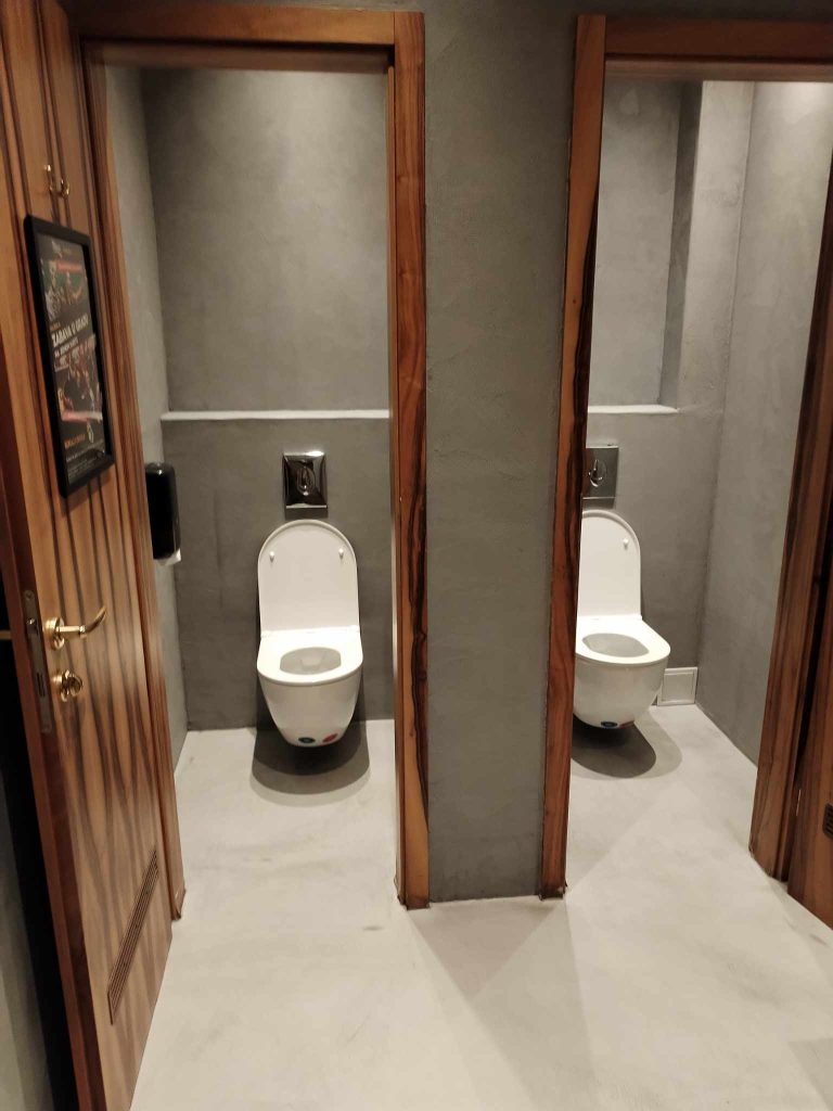 toalet u microcementu