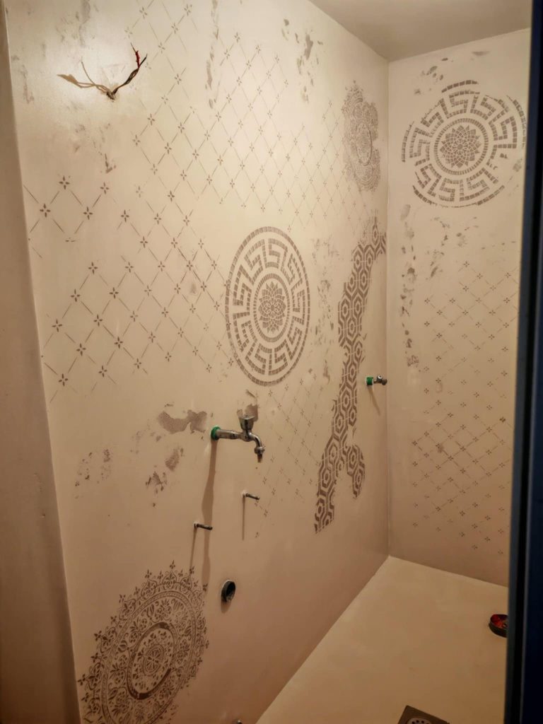 mikrocement-sablona-kupaonica Primjena mikrocementa preko pločica i ukrašavanje zidova kupaonice dekorativnim šablonama