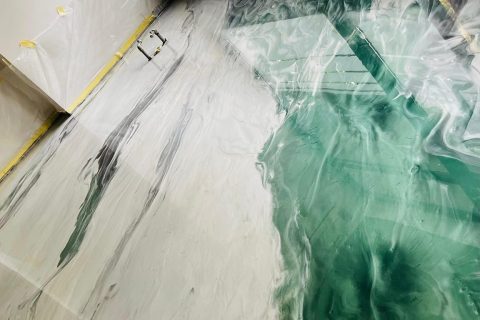 Epoxy podovi: vodič kroz cijenu, prednosti, održavanje i usporedbu s mikrocementom