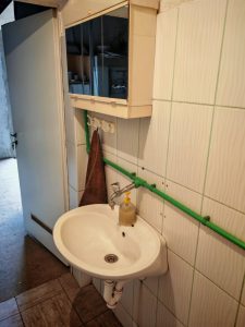 kupaonica-prije-renovacije Stara kupaonica s umivaonikom i ogledalom prije renovacije mikrocementom