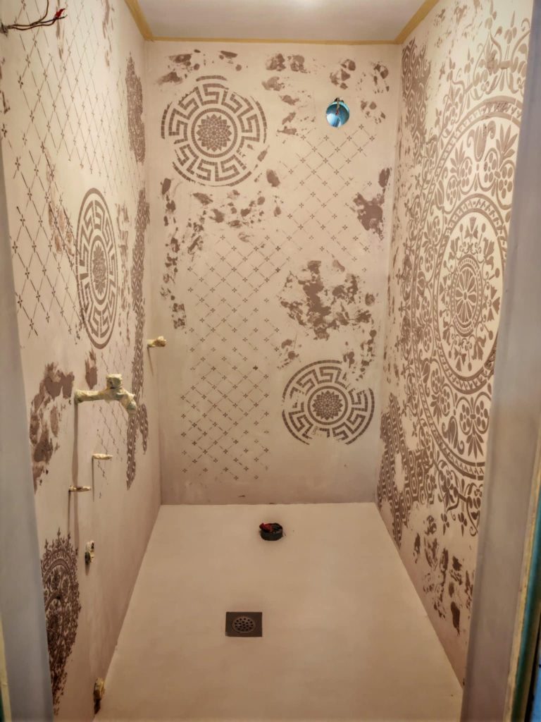 stencil-detalji-na-mikrocementu Detalj šablone na površini s mikrocementom