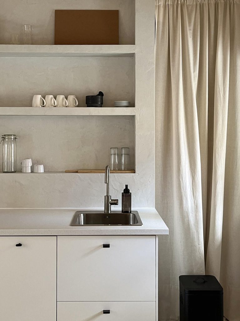 Mikrocement u kuhinji s kamenim zidovima i drvenim stropom u autentičnoj kući u Obrovcu.