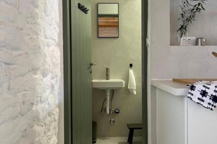 Spoj kamena i mikrocementa: Obnova autentične kuće u Obrovcu